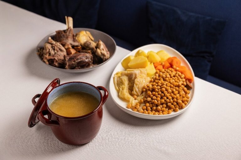 Cocido de caza con carne, garbanzos y verduras en un plato