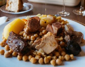 Plato de cocido con garbanzos y carnes en El Palacio de Avilés