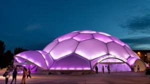 Cúpula del Milenio en Valladolid iluminada por la noche