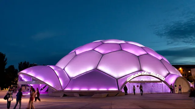 Cúpula del Milenio en Valladolid iluminada por la noche