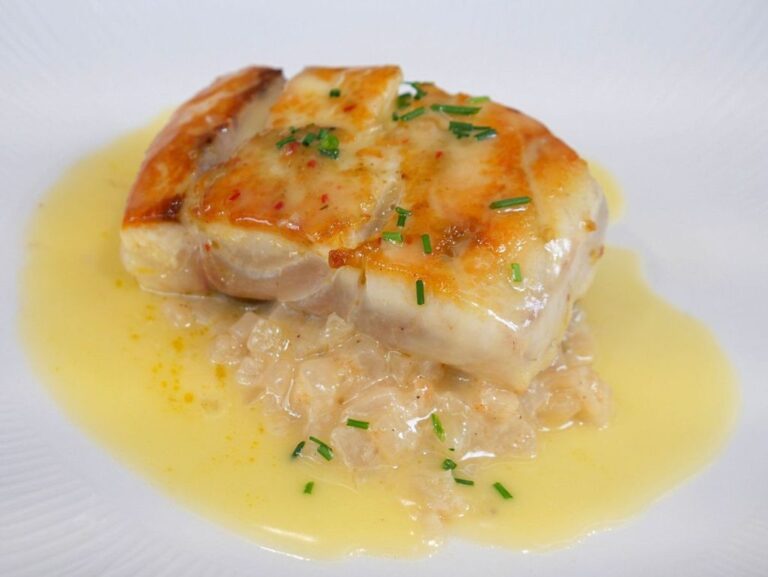 Plato principal del menú de noviembre en Dantxari con pescado y salsa