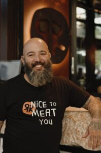 Chef David Montes sonriendo en el Mercado de San Miguel