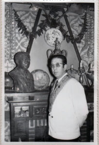 Dionisio junto al busto de Julián en Casa Duque, Segovia.