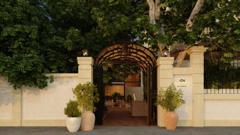 Entrada del restaurante El Campero en Madrid con vegetación