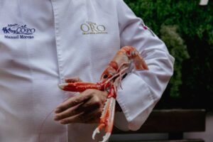 Chef sosteniendo una langosta fresca en El Copo