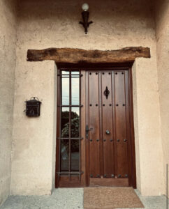 Puerta de entrada de una casa en Pobladura del Valle con detalles rústicos.