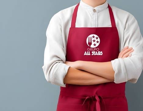 Persona con delantal de Grupo All Stars en un entorno de formación