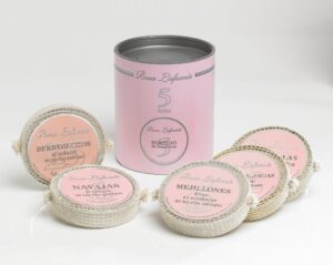 Estuche rosa con cinco latas de conservas de Rosa Lafuente