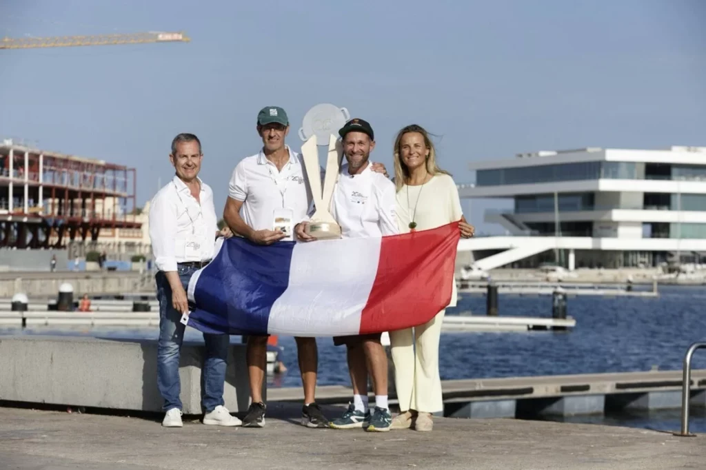 Ganadores del World Paella Day 2025 con trofeo y bandera francesa