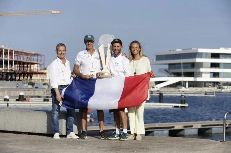 Ganadores del World Paella Day 2025 con trofeo y bandera francesa