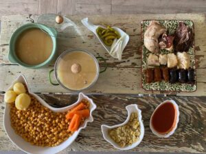 Plato de cocido manchego con garbanzos, carne y guarniciones