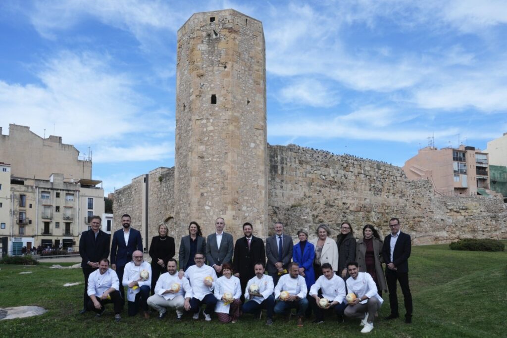 Grupo de chefs y autoridades en la presentación de la Gala de los Soles en Tarragona.