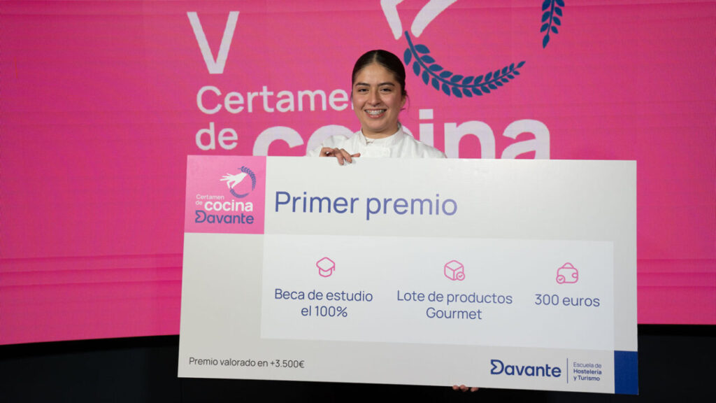 Salma Aracely Romero sosteniendo un premio en el Certamen de Cocina