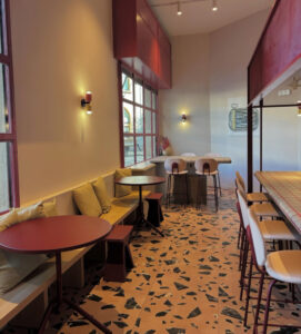 Interior moderno del restaurante Glug en Barcelona con mesas y sillas elegantes