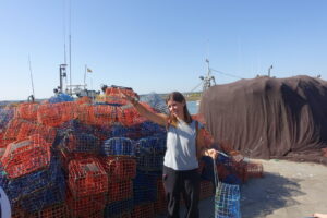 Mujer en el puerto de Isla Cristina con trampas de mariscos