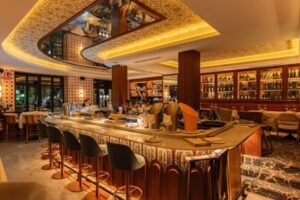 Vista del bar y la decoración interior del restaurante Virrey en Madrid