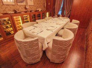 Mesa elegantemente dispuesta en el restaurante Virrey en Madrid