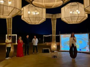 Evento de Interovic en Dubái con presentadores y pantalla de fondo