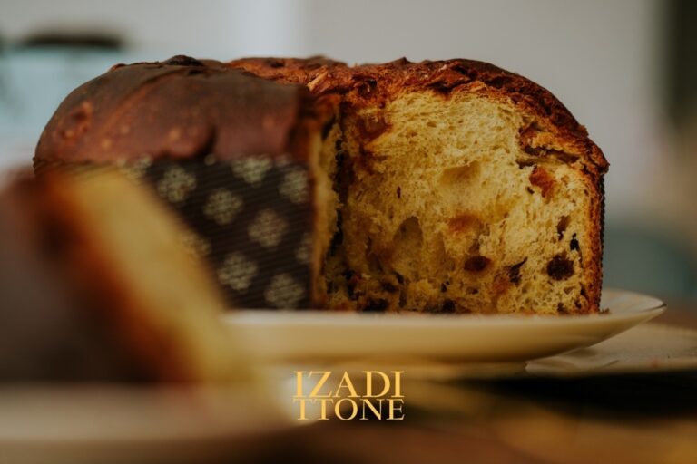 Panettone Izadittone con frutas y chocolate en un plato