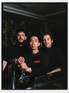 Tres emprendedores de La Capa en un bar de Madrid