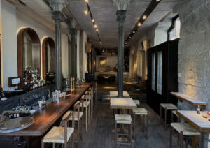 Interior del restaurante Los 33 en Madrid, con barra y mesas