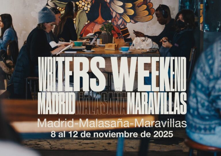 Evento literario en Malasaña con personas leyendo y escribiendo