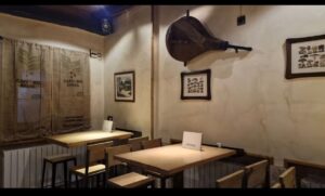Interior del restaurante Membibre con mesas de madera y decoración rústica.