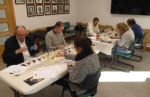 Jurado evaluando mieles en el concurso Mieladictos 2025