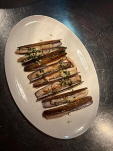 Plato de navajas gallegas a la plancha con ajo y perejil