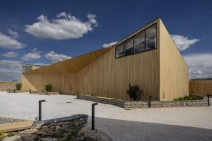 Vista exterior de la nueva bodega de Ossian en Nieva, Segovia.
