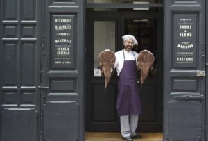 Chef de La Carmencita sosteniendo pescado fresco en la entrada del restaurante