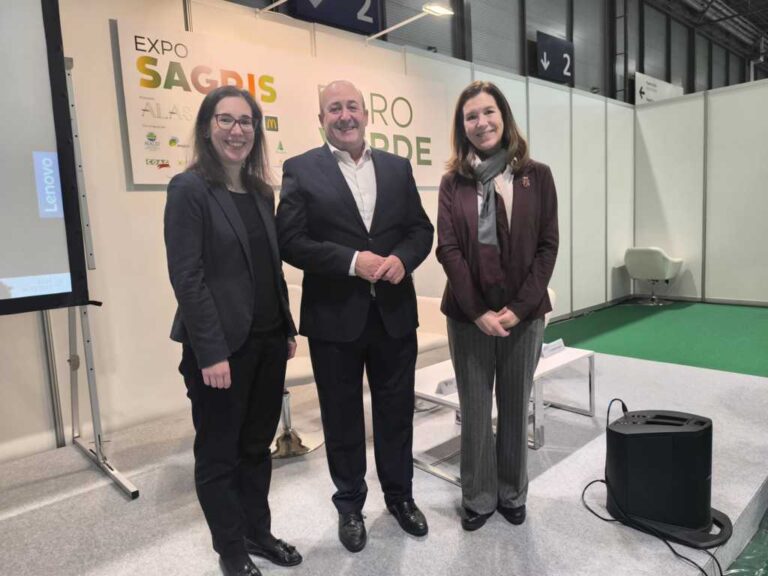 Tres personas posando durante la presentación de un informe en Expo Sagris