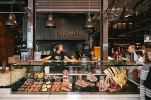 Puesto de carne Prrimital en el Mercado de San Miguel de Madrid