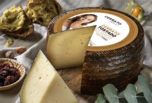 Queso Cerrato Tostado Viejo con corte y pan al fondo