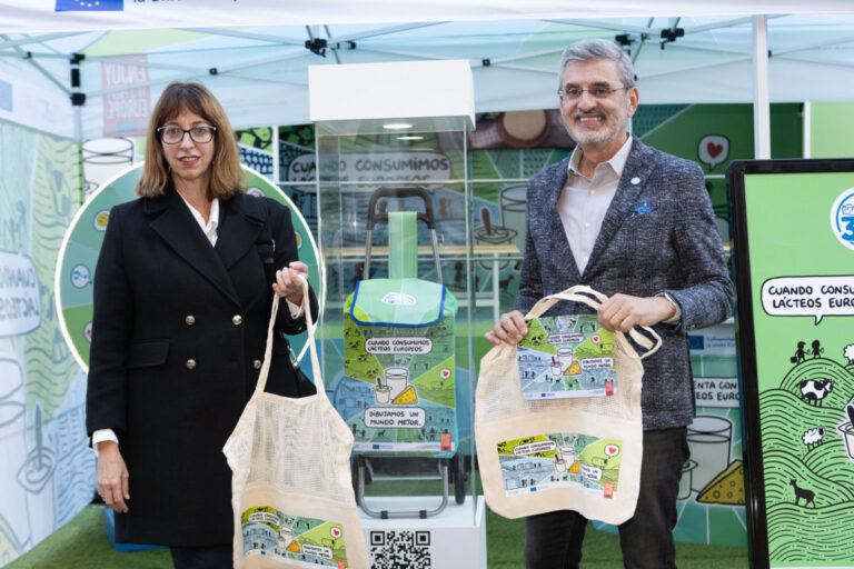 Nuria M. Arribas y Javier Roza en el roadshow de lácteos en Madrid