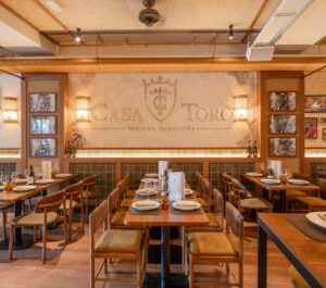 Interior del salón principal de Casa Toro, taberna madrileña