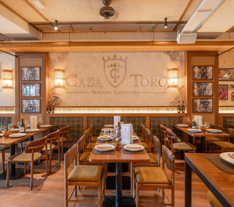 Interior del salón principal de Casa Toro, taberna madrileña
