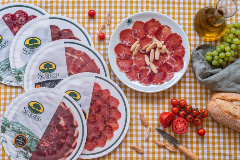 Platos de ibérico de bellota de Señorío de Montanera en presentación circular.