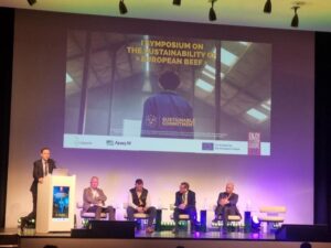 Ponentes discutiendo sobre sostenibilidad en el simposio de vacuno de carne europeo.