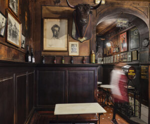 Interior de la Taberna Antonio Sánchez en Madrid con decoración histórica.