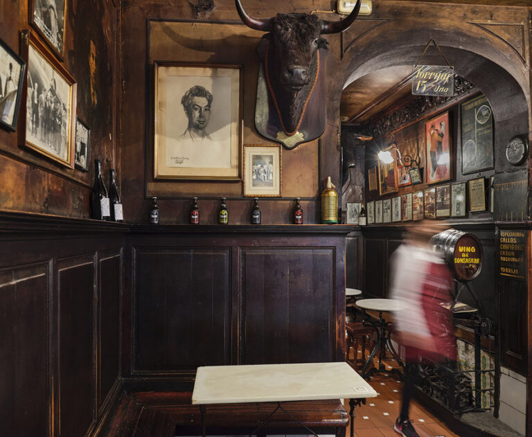 Interior de la Taberna Antonio Sánchez en Madrid con decoración histórica.