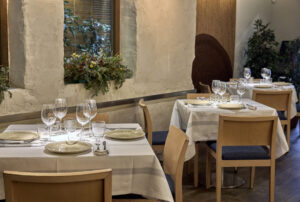 Mesa decorada en el restaurante Tortillas de Gabino con platos y copas