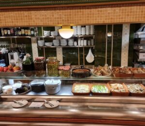 Vista del mostrador con platos y conservas en Ultramarinos Marín