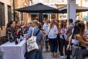 Personas disfrutando de vinos en un evento urbano en Valencia