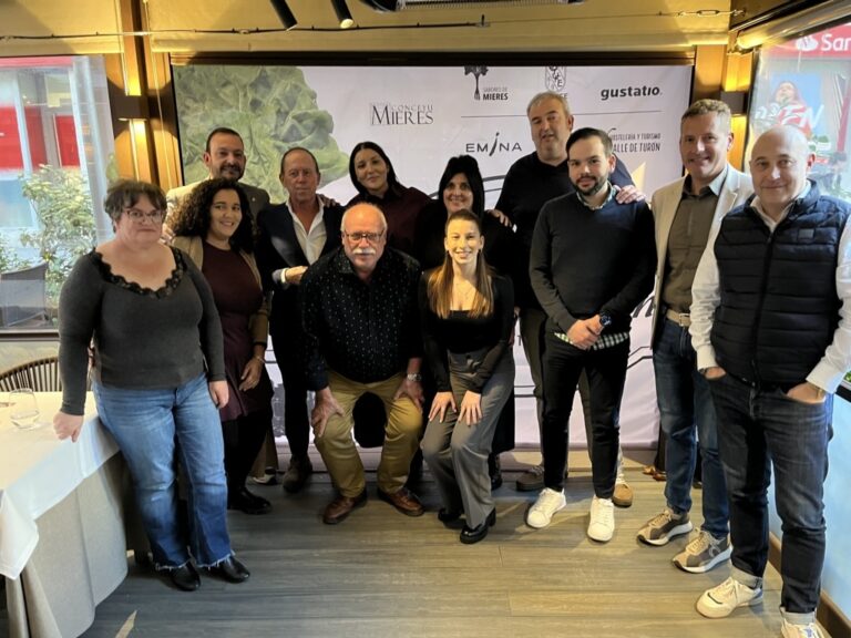 Grupo de personas en la presentación del pote asturiano en Madrid