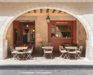 Fachada del restaurante Viins Natura en Girona con mesas al aire libre.