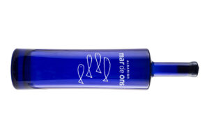 Botella de vino Albariño Mar de Ons con diseño azul