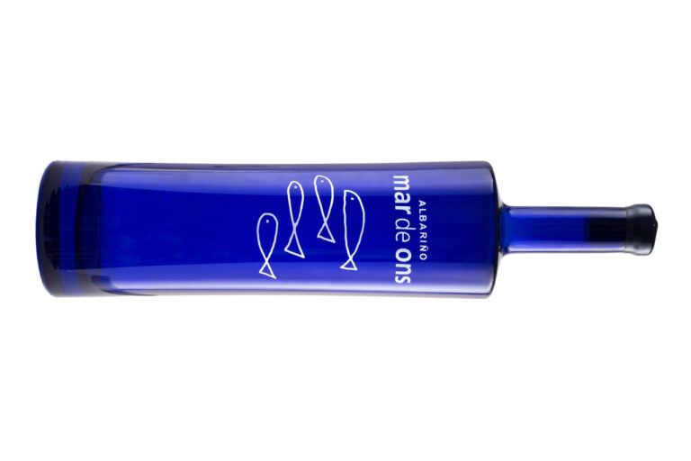 Botella de vino Albariño Mar de Ons con diseño azul