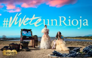 Dos modelos en un paisaje de Rioja con elementos de la campaña publicitaria.