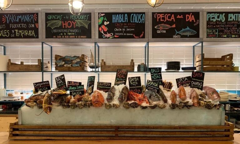 Mostrador de mariscos frescos en Yakumanka, Barcelona